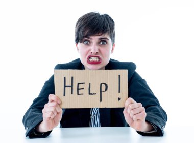 Güzel akıllı tek annem duygu kadın çalışma boğulmuş ve beyaz arka planda izole umutsuz sinirli ve üzgün hissediyorum yardım istiyor. Çalışan kadın kavramı psikolojik stres.