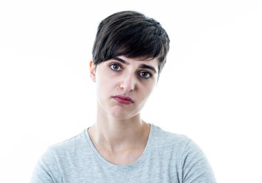 Mutsuz yüz sefil ve melankoli arıyorum güzel üzgün genç kadın portresi. İnsan yüz ifadeleri, olumsuz duyguların ve duygusal acı kavramı. Beyaz arka plan üzerinde izole.