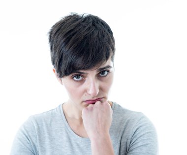 Üzgün ve stresli yardım arayan güzel genç beyaz kadın portresi kapatın. İnsan yüz ifadeleri, duygusal acı ve depresyon kavramı beyaz arka plan üzerinde izole.