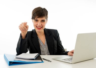 Mutlu, gülümseyen ve başarılı işkadını bilgisayar dizüstü arıyorum bir şeye işaret üzerinde çalıştığı iş yerinde memnun. İnsanlar, teknoloji, iş ve kurumsal kavramı beyaz arka plan üzerinde izole.