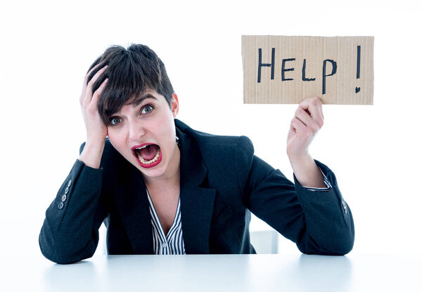 Умная работающая мать-одиночка чувствует себя подавленной и отчаянно просит о помощи, чувствуя себя разочарованной и расстроенной, изолированной на белом фоне. Концепция психологического стресса у работающих женщин
.