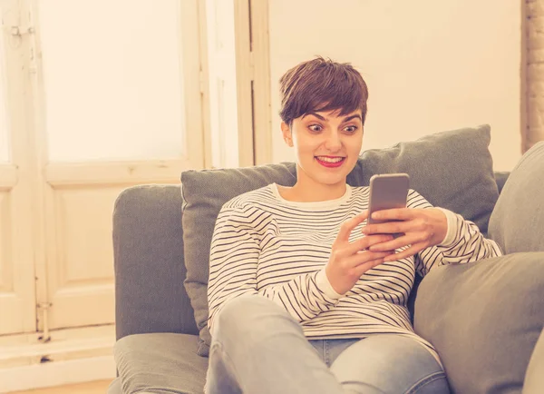 Happy Atraktivní Mladá Žena Chytrý Mobilní Telefon Chatování Aplikacích Sociálních — Stock fotografie