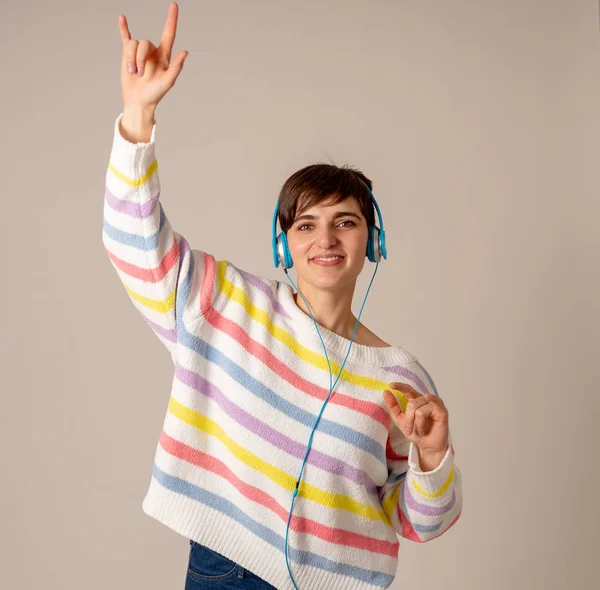 Retrato Mulher Morena Linda Feliz Jumper Listrado Colorido Ouvindo Música — Fotografia de Stock