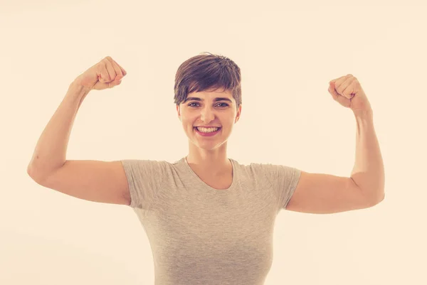 Retrato Mujer Caucásica Joven Fuerte Hermosa Divertida Mostrando Los Músculos —  Fotos de Stock