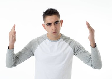Kızgın ve üzgündüm genç adam öfkeli, agresif ve çılgın insanlar ve insan duyguları, yüz ifadeleri, eğitim, şiddet ve zorbalık kavramı içinde bakan portresi. Beyaz arka plan üzerinde izole.