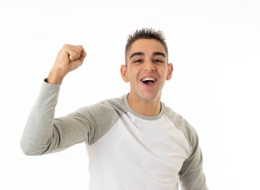 Genç adam onun hedefe ulaşmak, piyango yeme veya yüz ifade insan duyguları ve gri izole ve mutlu yüz ifadesi büyük bir başarı olan kutluyor portresi.