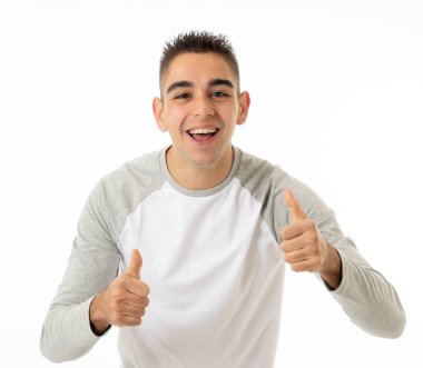 Genç adam onun hedefe ulaşmak, piyango yeme veya yüz ifade insan duyguları ve gri izole ve mutlu yüz ifadesi büyük bir başarı olan kutluyor portresi.