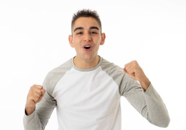 Genç adam onun hedefe ulaşmak, piyango yeme veya yüz ifade insan duyguları ve gri izole ve mutlu yüz ifadesi büyük bir başarı olan kutluyor portresi.