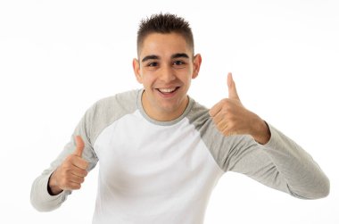 Yakışıklı genç erkek gülümseyen ve kameraya neşeli hareketleri yaparak mutlu yüz ile onun yirmili portresi kapatın. Olumlu insan yüz ifadeleri ve duygular. Beyaz izole.