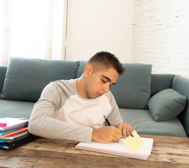 Çalışma, eğitim, ödev yapmak, bir dil öğrenme veya evde Üniversitesi yüksek lisans yapacak onun yirmili erkekte mutlu genç öğrenci portresi. Eğitim, öğrenme, eğitim ve insan kavramı.