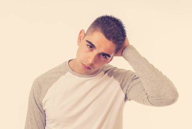 İnsanların portreleri insan duyguları ve yüz ifadeleri. Ağrı ve depresyon üzgün ve yorgun yüz sefil seyir ile onun yirmili genç yetişkin adam. Beyaz arka plan üzerinde izole.