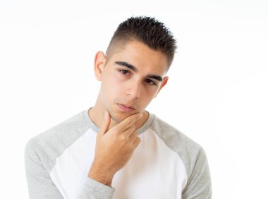 İnsanların portreleri insan duyguları ve yüz ifadeleri. Ağrı ve depresyon üzgün ve yorgun yüz sefil seyir ile onun yirmili genç yetişkin adam. Beyaz arka plan üzerinde izole.