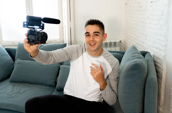 Junger Netter Mann Lässiger Kleidung Mit Kamera Die Selbstporträtfotos Schießt — Stockfoto