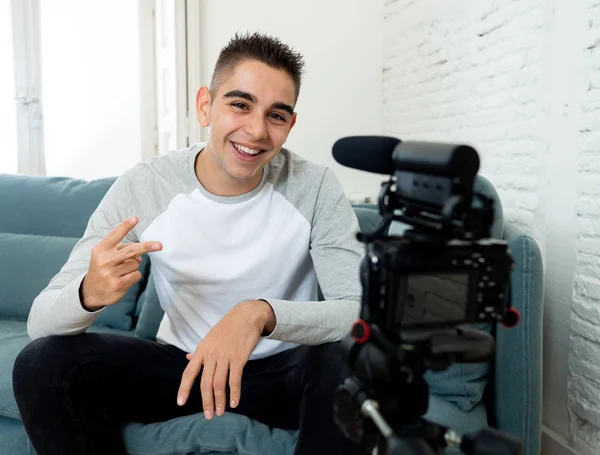 Joven Hombre Lindo Ropa Casual Estilo Celebración Cámara Disparo Foto — Foto de Stock