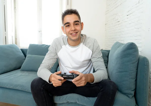 Porträt Eines Jungen Studenten Der Videospiele Spielt Und Spaß Daran — Stockfoto