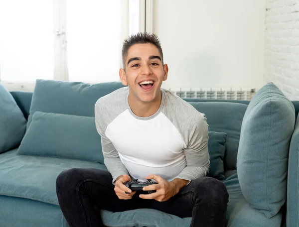 Porträt Eines Jungen Studenten Der Videospiele Spielt Und Spaß Daran — Stockfoto