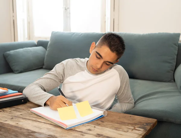 Portret Van Gelukkige Jonge Student Man Zijn Twintiger Jaren Werken — Stockfoto