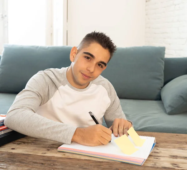 Retrato Joven Estudiante Feliz Unos Veinte Años Trabajando Estudiando Haciendo — Foto de Stock