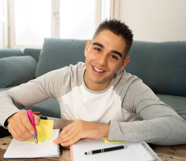 Portret Van Gelukkige Jonge Student Man Zijn Twintiger Jaren Werken — Stockfoto