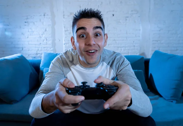 비디오 강렬한 얼굴로 조이스틱을 게임을 남자의 초상화 콘솔에 중독에 비디오 — 스톡 사진
