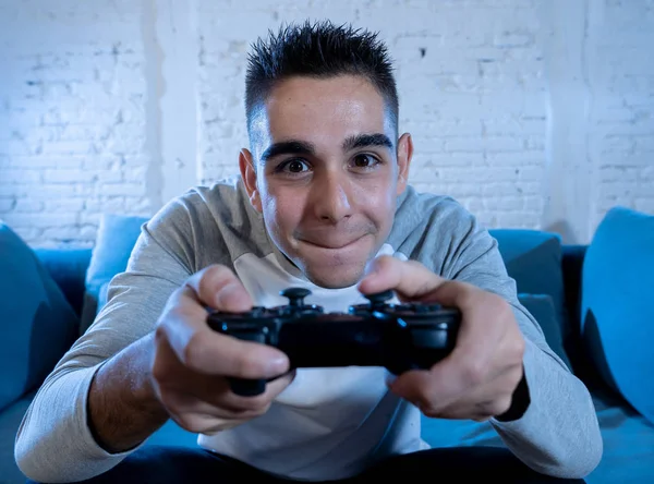 비디오 강렬한 얼굴로 조이스틱을 게임을 남자의 초상화 콘솔에 중독에 비디오 — 스톡 사진