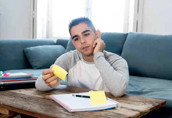 Överarbetad Och Trött Universitet Eller Gymnasiet Manlig Student Arbetar Och — Stockfoto