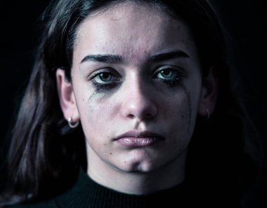 Zorbalık korkmuş üzgün kız online acı taciz duygu umutsuz ve korkutmak ağlıyor. Çocuk kurban cyberbullying, stalker, sosyal medya ve Internet tehlikeleri. Dramatik karanlık ışık.