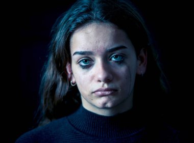 Zorbalık korkmuş üzgün kız online acı taciz duygu umutsuz ve korkutmak ağlıyor. Çocuk kurban cyberbullying, stalker, sosyal medya ve Internet tehlikeleri. Dramatik karanlık ışık.