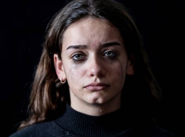 Zorbalık korkmuş üzgün kız online acı taciz duygu umutsuz ve korkutmak ağlıyor. Çocuk kurban cyberbullying, stalker, sosyal medya ve Internet tehlikeleri. Dramatik karanlık ışık.