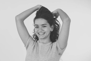 Mutlu yüz ve güzel bir gülümseme ile güzel genç beyaz kız siyah ve beyaz yakın portre. Beyaz arka planda izole edilmiş. İnsanlarda, olumlu insan yüz ifadeleri ve duygular kavramı.