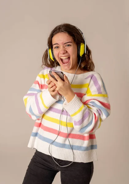 Портрет Великолепной Счастливой Девушки Подростка Слушающей Музыку Наушниках Ищущей Любимую — стоковое фото