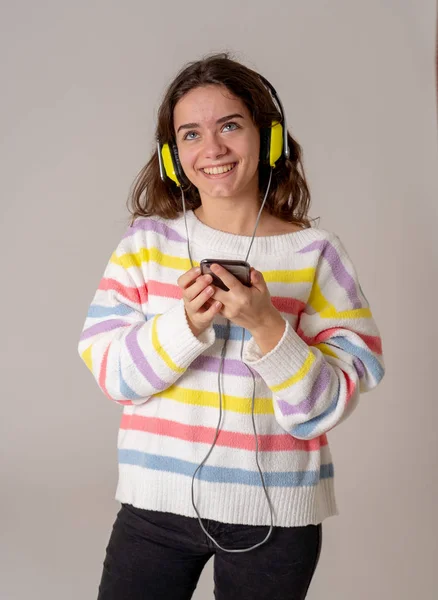 Retrato Linda Feliz Adolescente Mulher Ouvindo Música Fones Ouvido Procura — Fotografia de Stock