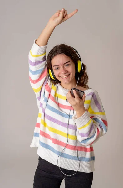 Πορτρέτο Της Πανέμορφο Και Ευτυχισμένος Έφηβος Γυναίκα Ακούτε Μουσική Στα — Φωτογραφία Αρχείου