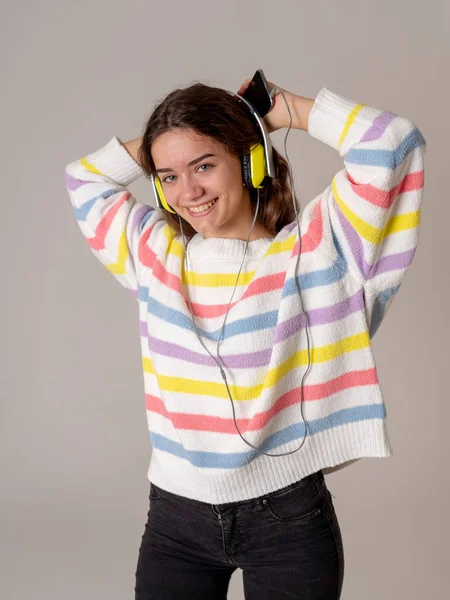 Retrato Feliz Linda Feliz Mulher Adolescente Ouvindo Música Fones Ouvido — Fotografia de Stock