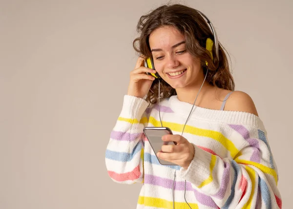 Portret Van Prachtige Vrolijke Tiener Vrouw Luisteren Naar Muziek Koptelefoon — Stockfoto