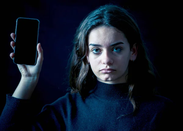 Strach Naštvaný Vystrašený Dívka Šikanováni Mobilním Telefonu Trpí Nebezpečí Internetu — Stock fotografie