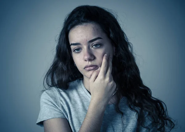 Retrato Bela Menina Adolescente Triste Miserável Com Rosto Infeliz Sentindo — Fotografia de Stock