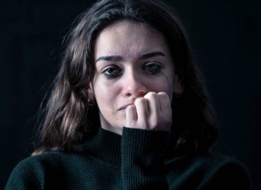 Dramatik portre rahat ağlıyor, acı taciz veya aile içi şiddet umutsuz duygu genç korkmuş, depresif kız portresi. Çocuk istismarı ve ihmaline durdurmak. Sosyal Kampanya kavramı.