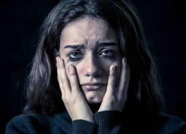 Dramatik portre rahat ağlıyor, acı taciz veya aile içi şiddet umutsuz duygu genç korkmuş, depresif kız portresi. Çocuk istismarı ve ihmaline durdurmak. Sosyal Kampanya kavramı.