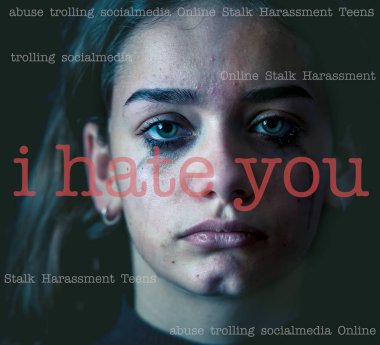 Üzgün çaresiz kız portresi dramatik closeup ağlıyor ve intimidated hissediyorum online acı taciz zorbalık. Çocuk kurban cyberbullying, takipçi, sosyal medya ve Internet tehlikeleri.