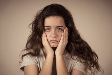 Mutsuz yüz duygu duygusal ağrı ile güzel mutsuz mutsuz genç genç kız portresi. İnsan yüz ifadeleri, negatif duygular ve çocukluk depresyon kavramı. Moody arka plan.