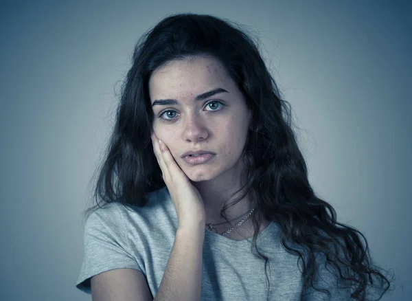 Retrato Bela Menina Adolescente Triste Miserável Com Rosto Infeliz Sentindo — Fotografia de Stock