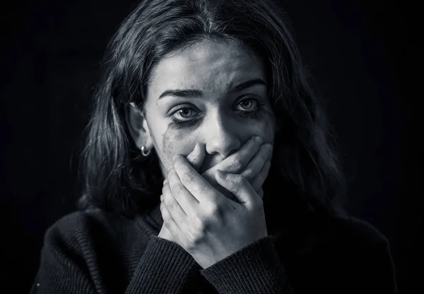 Drámai Vértes Portré Fiatal Ijedt Depressziós Lány Egyedül Sírás Feeling — Stock Fotó