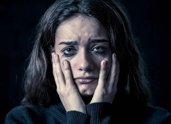 Retrato Dramático Cerca Una Joven Asustada Deprimida Llorando Sola Sintiéndose — Foto de Stock