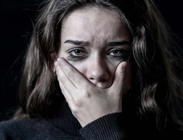 Dramatik portre rahat ağlıyor, acı taciz veya aile içi şiddet umutsuz duygu genç korkmuş, depresif kız portresi. Çocuk istismarı ve ihmaline durdurmak. Sosyal Kampanya kavramı.