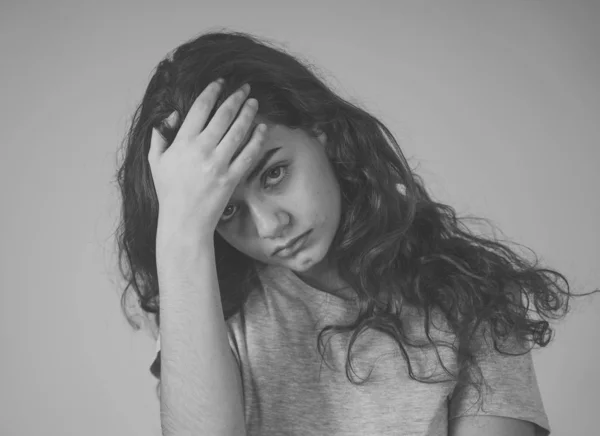 Πορτραίτο Λυπημένο Νεαρό Κορίτσι Αισθάνεται Δυστυχισμένος Άθλια Και Μελαγχολία Που — Φωτογραφία Αρχείου