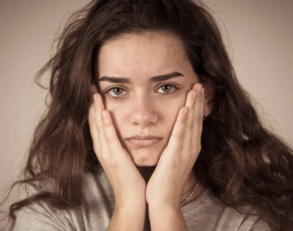 Retrato Bela Menina Adolescente Triste Miserável Com Rosto Infeliz Sentindo — Fotografia de Stock