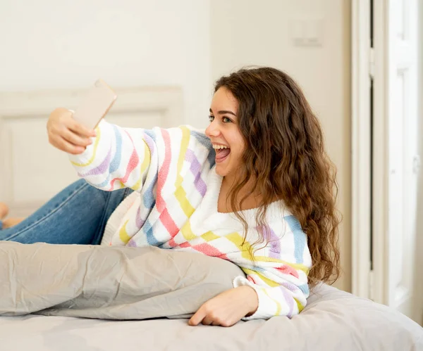 Krásné Módní Mladý Teenager Žena Selfie Chytrý Mobilní Telefon Posteli — Stock fotografie