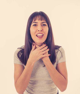 Kızgın bir yüz genç çekici beyaz kadın portresi kapatın. Kızgın ve çılgın bağıran ve öfkeli jestler yapma arıyorum. Nötr arka plan üzerinde izole. Yüz ifadeleri ve duygular.