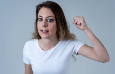 Kızgın bir yüz genç çekici beyaz kadın portresi kapatın. Kızgın ve çılgın bağıran ve öfkeli jestler yapma arıyorum. Nötr arka plan üzerinde izole. Yüz ifadeleri ve duygular.